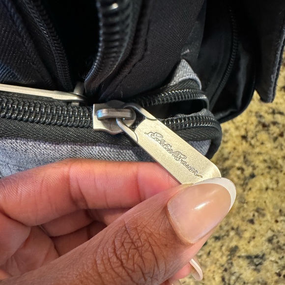 LIKE NEW EDDIE BAUER CASCADE BAG - Picture 12 of 15